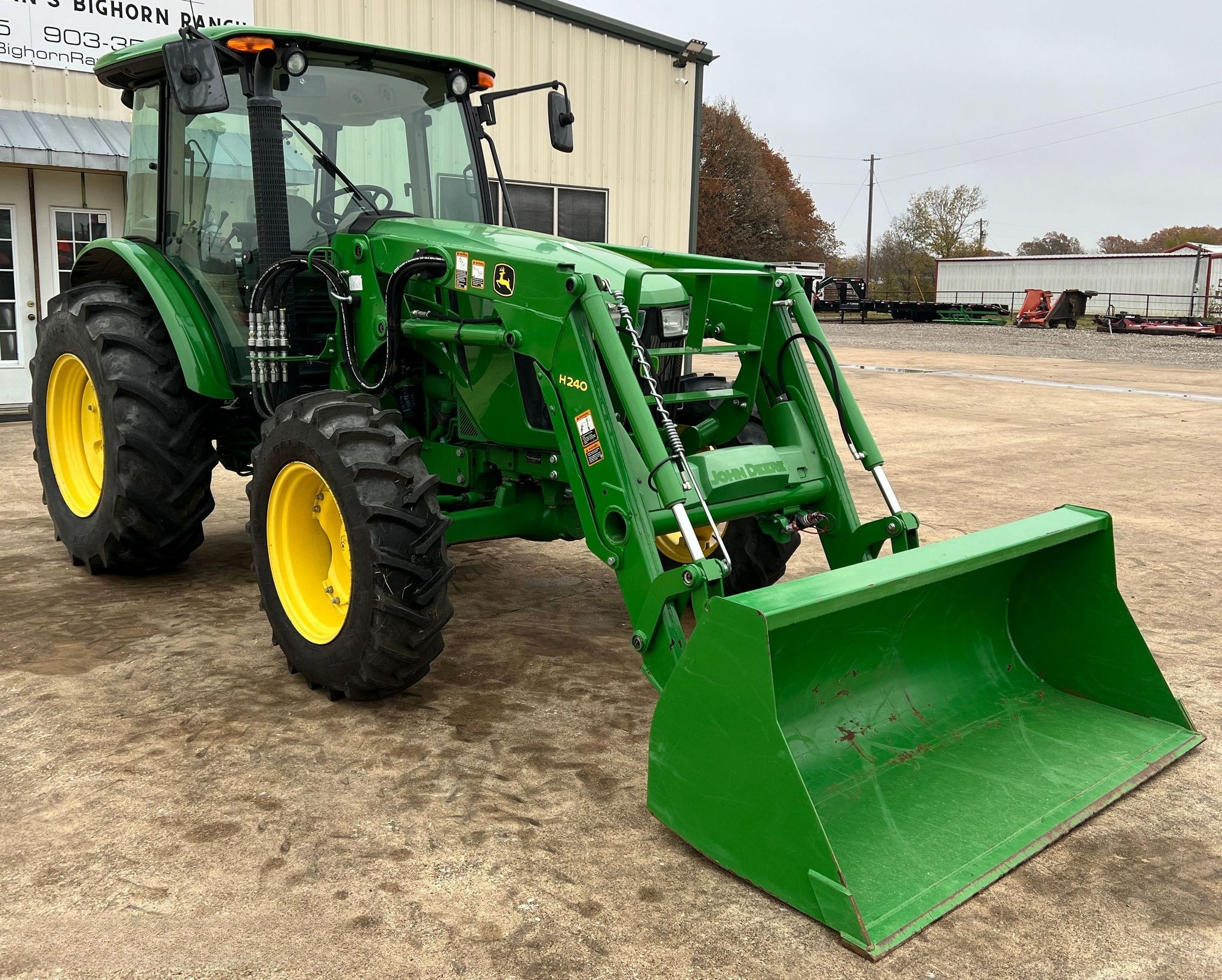 2017 John Deere 5100E MFWD Tractor  thumbnail 2