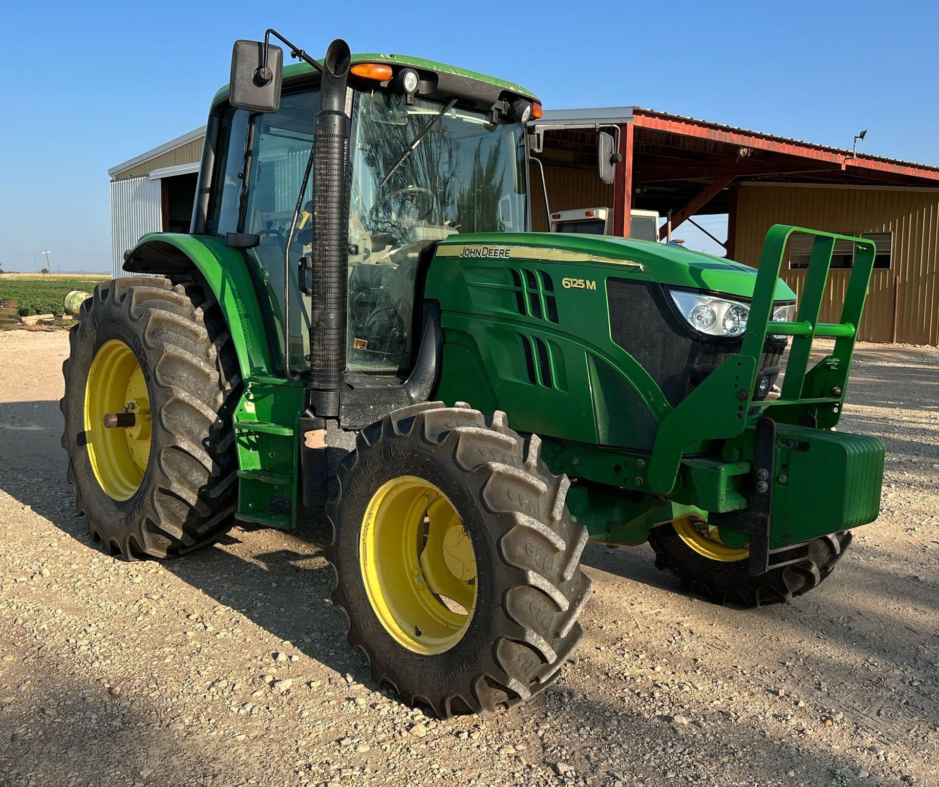 2015 John Deere 6125M MFWD thumbnail 2