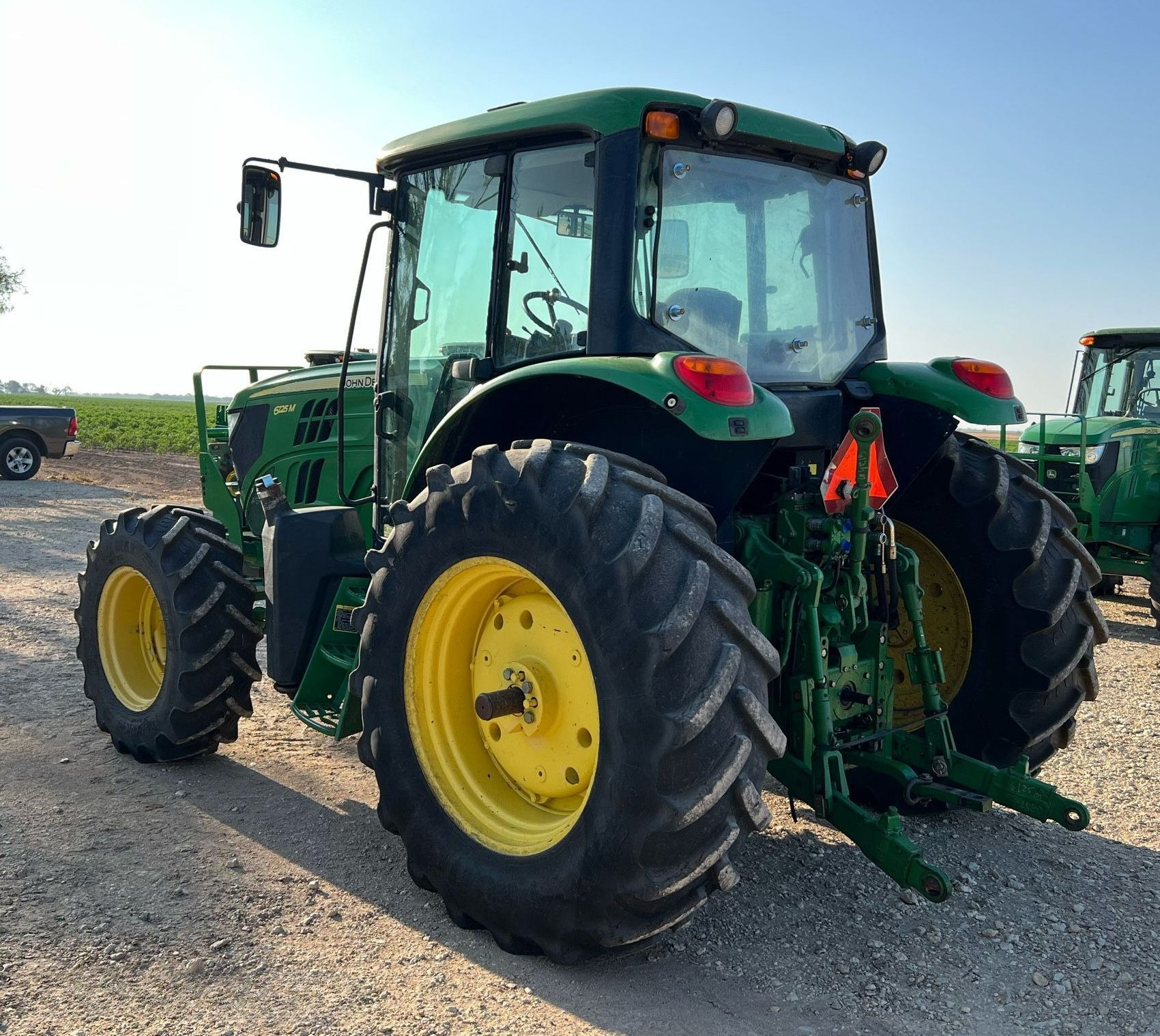 2015 John Deere 6125M MFWD thumbnail 3