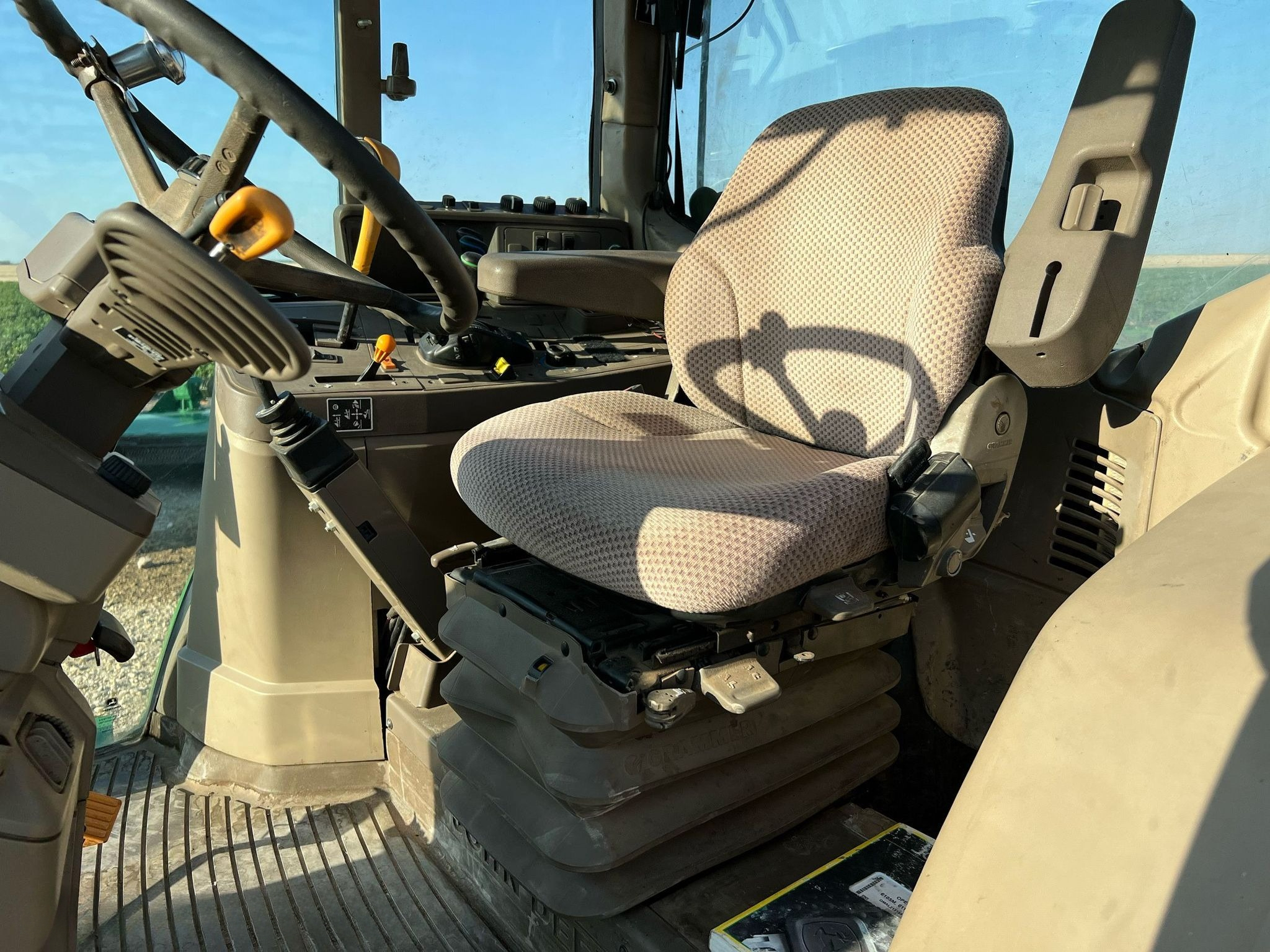 2015 John Deere 6125M MFWD thumbnail 5
